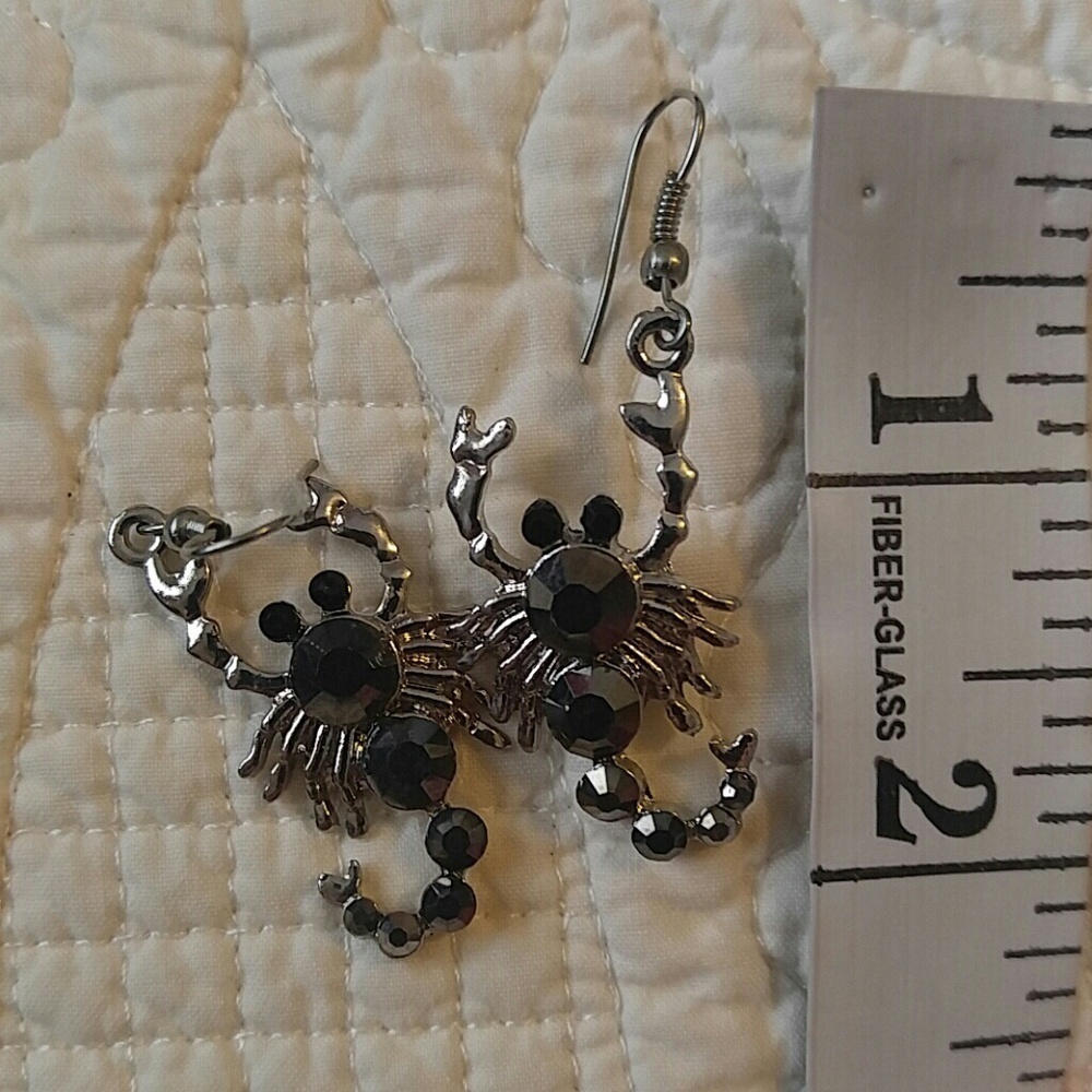 - Sivertone scorpion dangle earrings goth Halloween - Picture 4 of 4